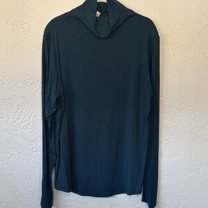 Lululemon women’s Athletic Teal Long Sleeve lightweight turtleneck Top 12
